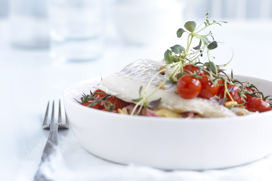 Sitrondampet torsk med poteter og cherrytomater