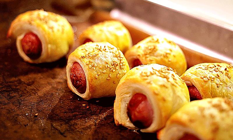 Innbakte pølser med butterdeig