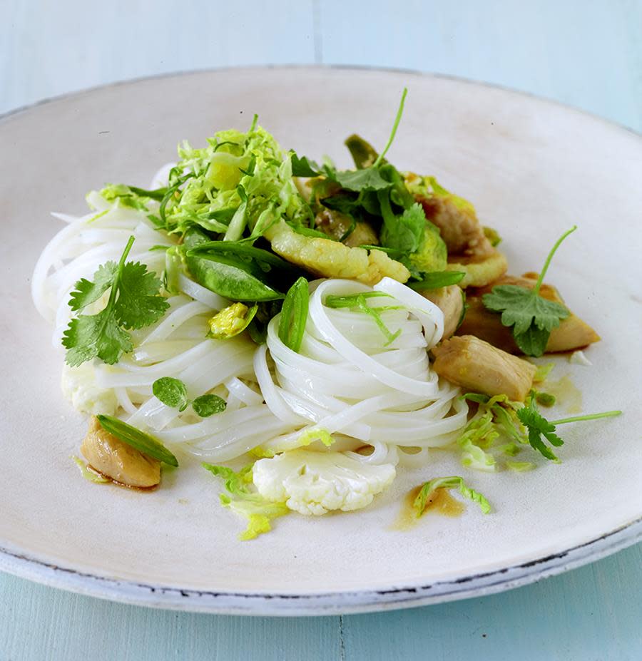 Kyllingwok med hoisinsaus og nudler i hvit skål