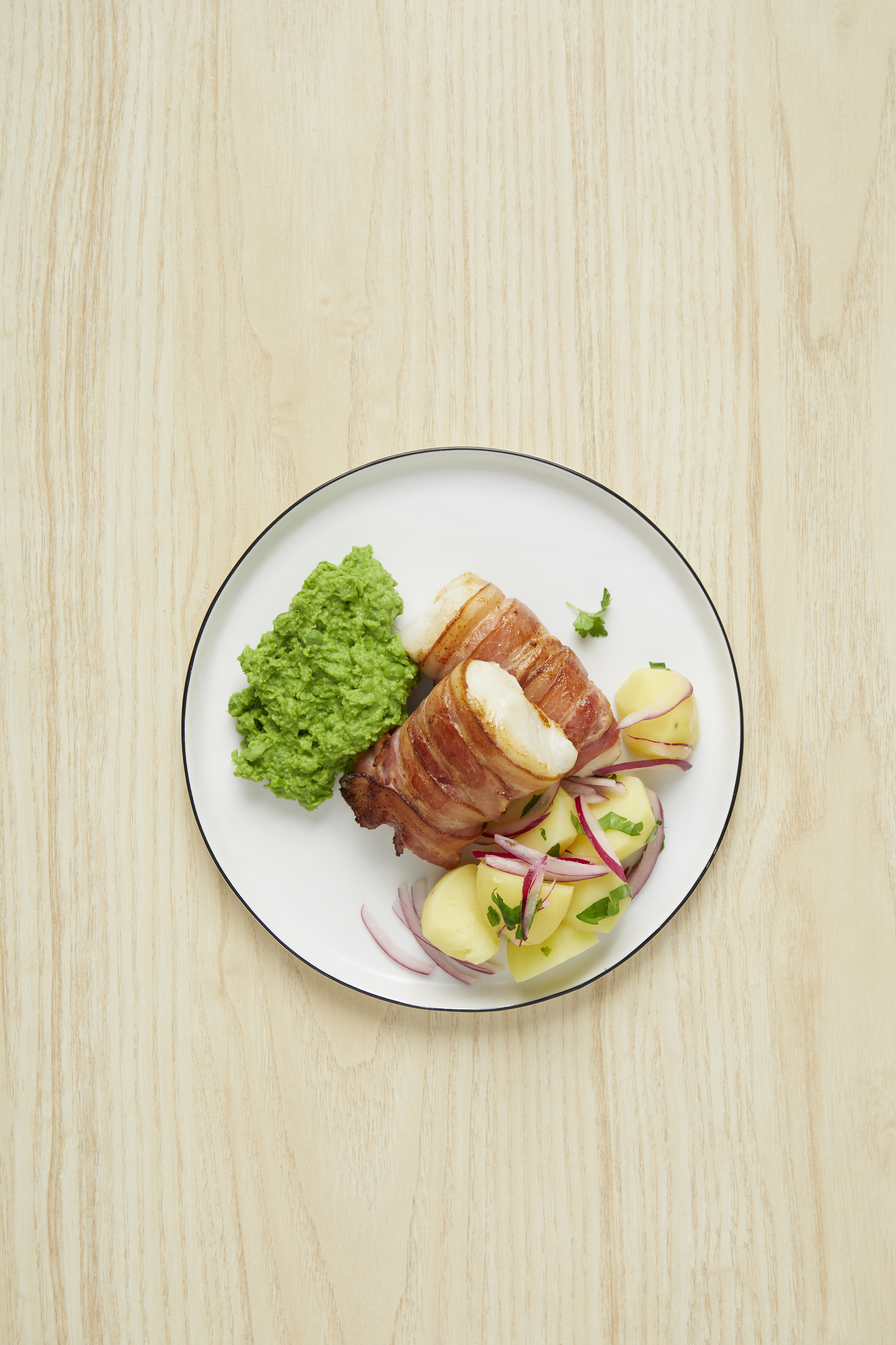 Torsk med baconpledd og hjemmelaget ertepuré