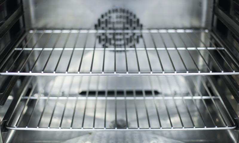 Bilde inni en stekeovn med 2 rister