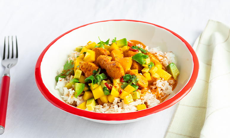 Kylling tikka masala med mango- og avokadosalsa i en hvit skål
