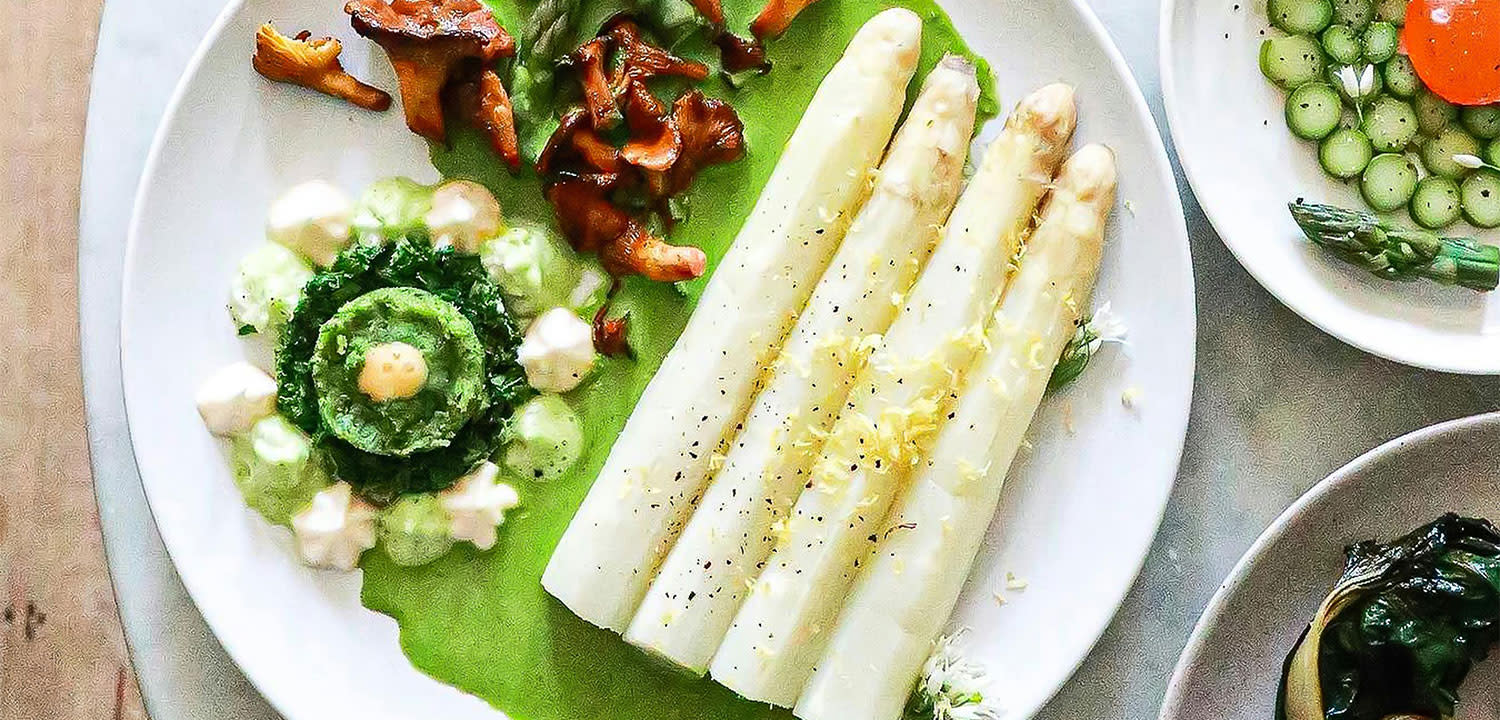 Hvite asparages på tallkerken