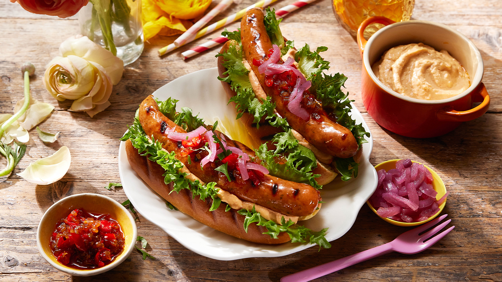 Cheesy baconpølse med relish av røkt paprika