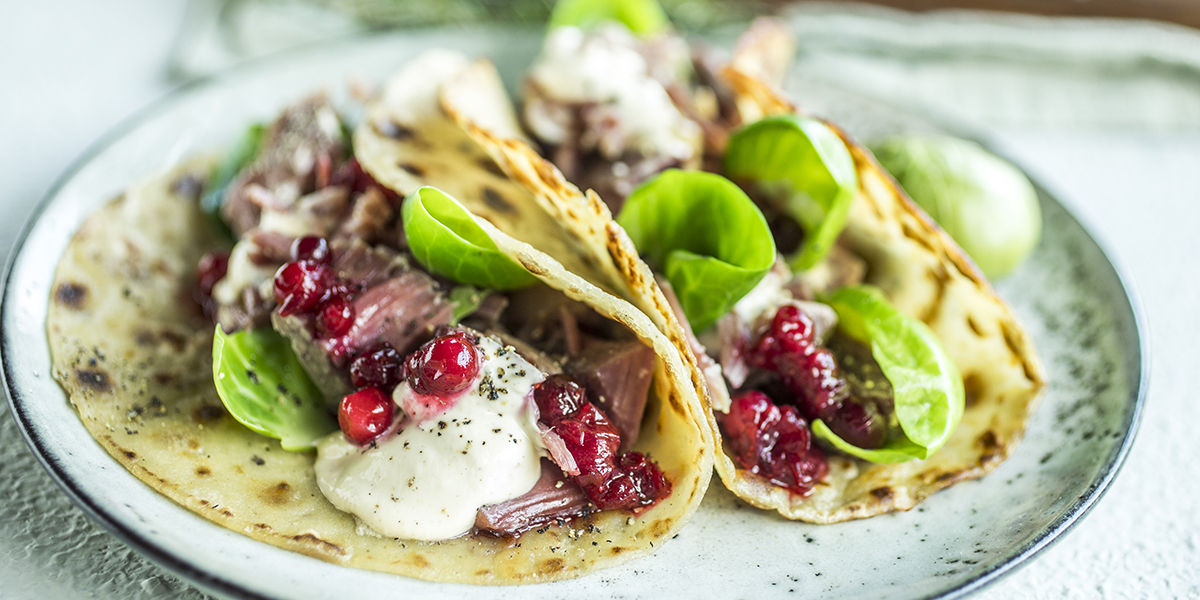 Pinnekjøtt-taco med sennepskrem og tyttebærsalsa
