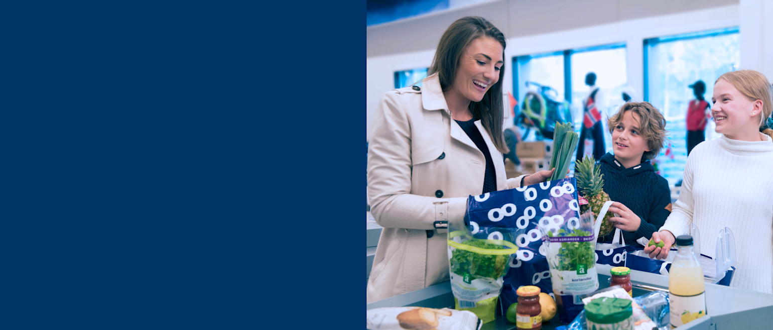 Familie pakker varer i butikk