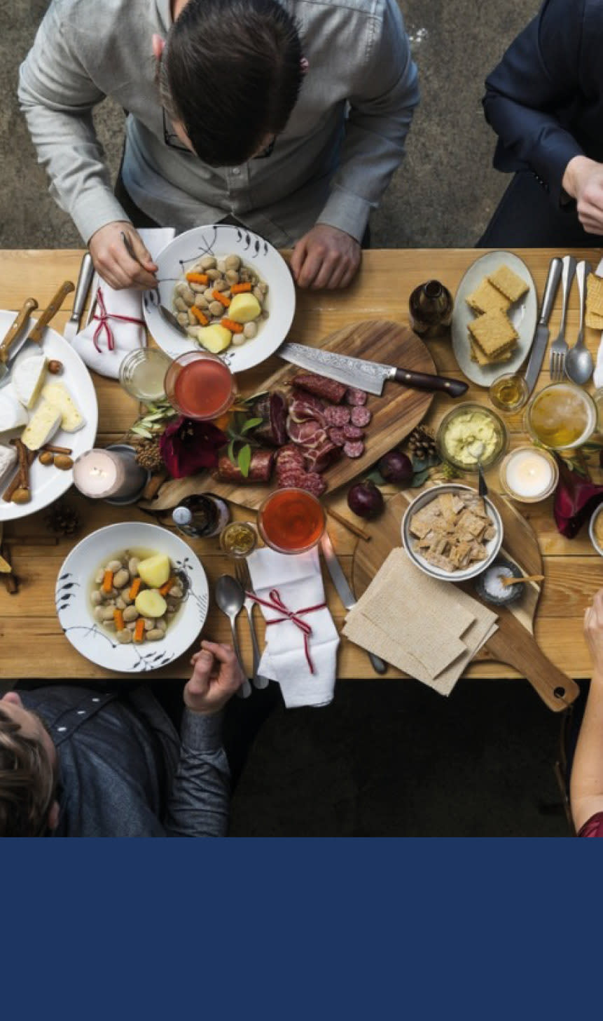 Bilde av et bord fra oven med masse god mat.