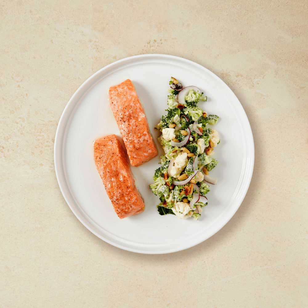 Grillet laks med kremet brokkoli på en hvit tallerken