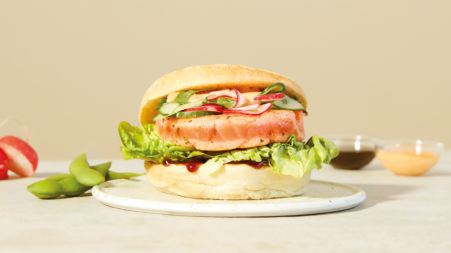 Lakseburger med reddiksalsa og chilimayo