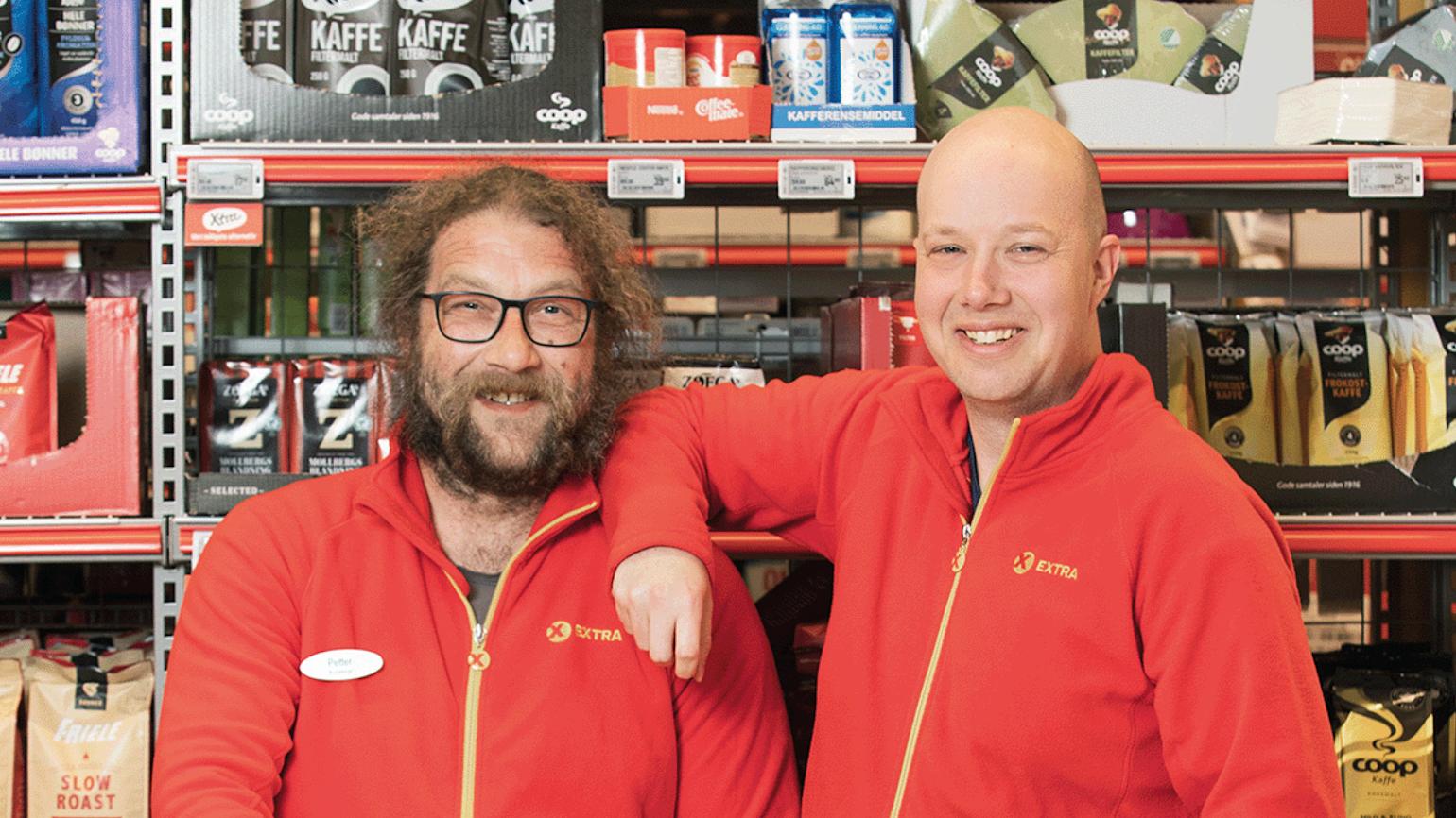 Bilde av to karer med røde Extra jakker