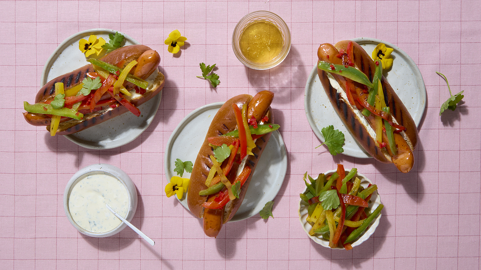 Spicy chicken pølse med honninggrillet paprika og hjemmelaget hvitløksdressing