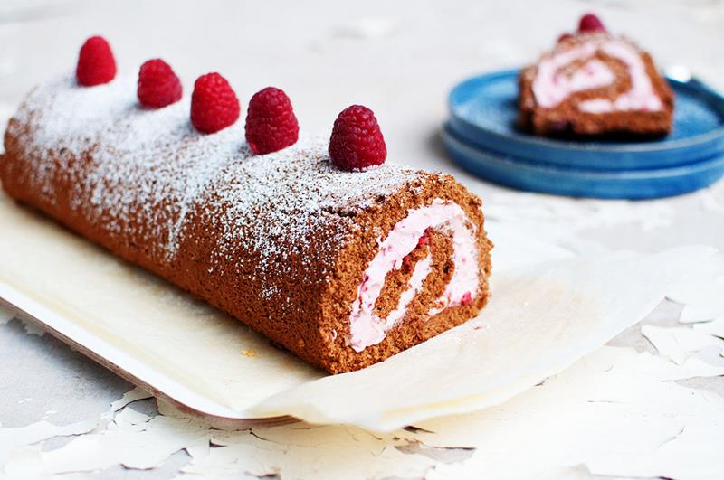 Glutenfri sjokoladerullekake med bringebærkrem