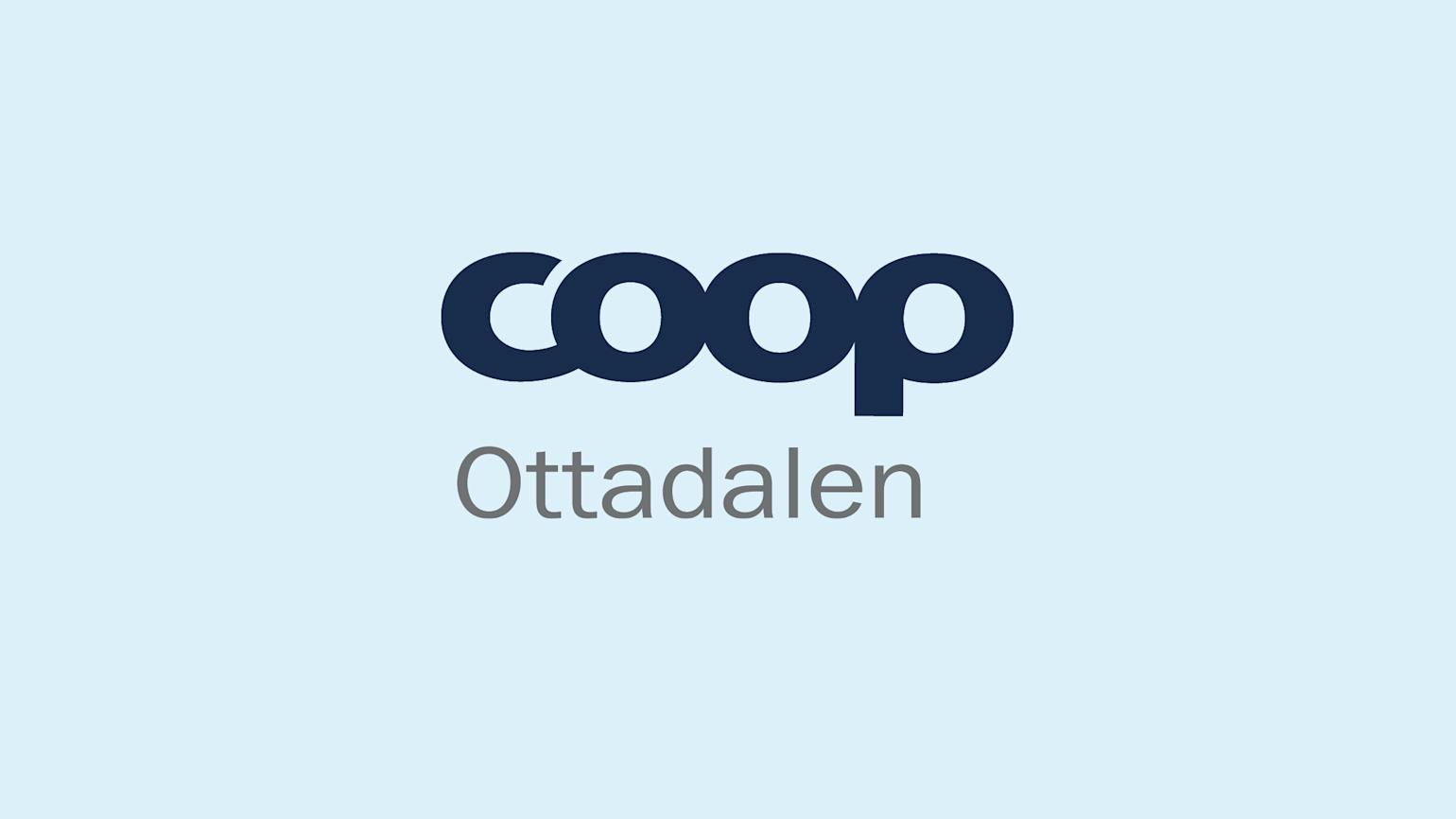 Coop i mørkeblå skrift og Ottadalen i grå skrift, på lys blå bakgrunn.
