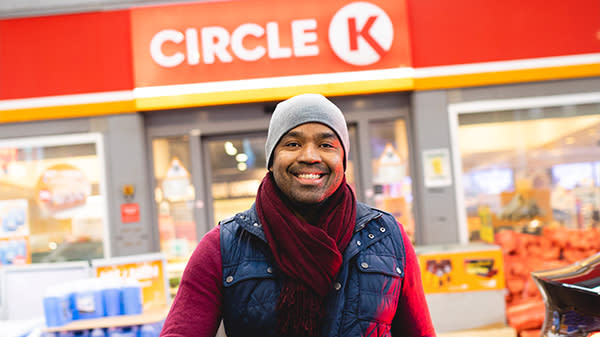 Mann smiler foran Circle K stasjon