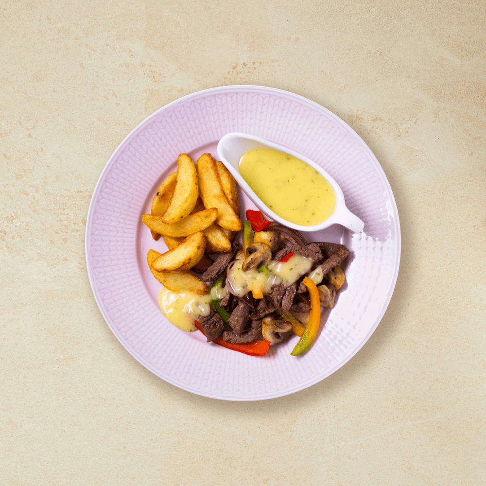 Biffsnadder, poteter og saus på hvit tallerken