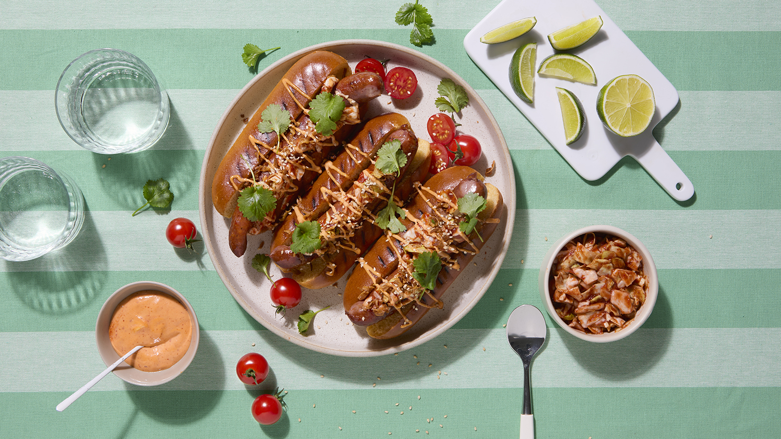 Beefy sausage med kimchi og hjemmelaget honning- chilimayo