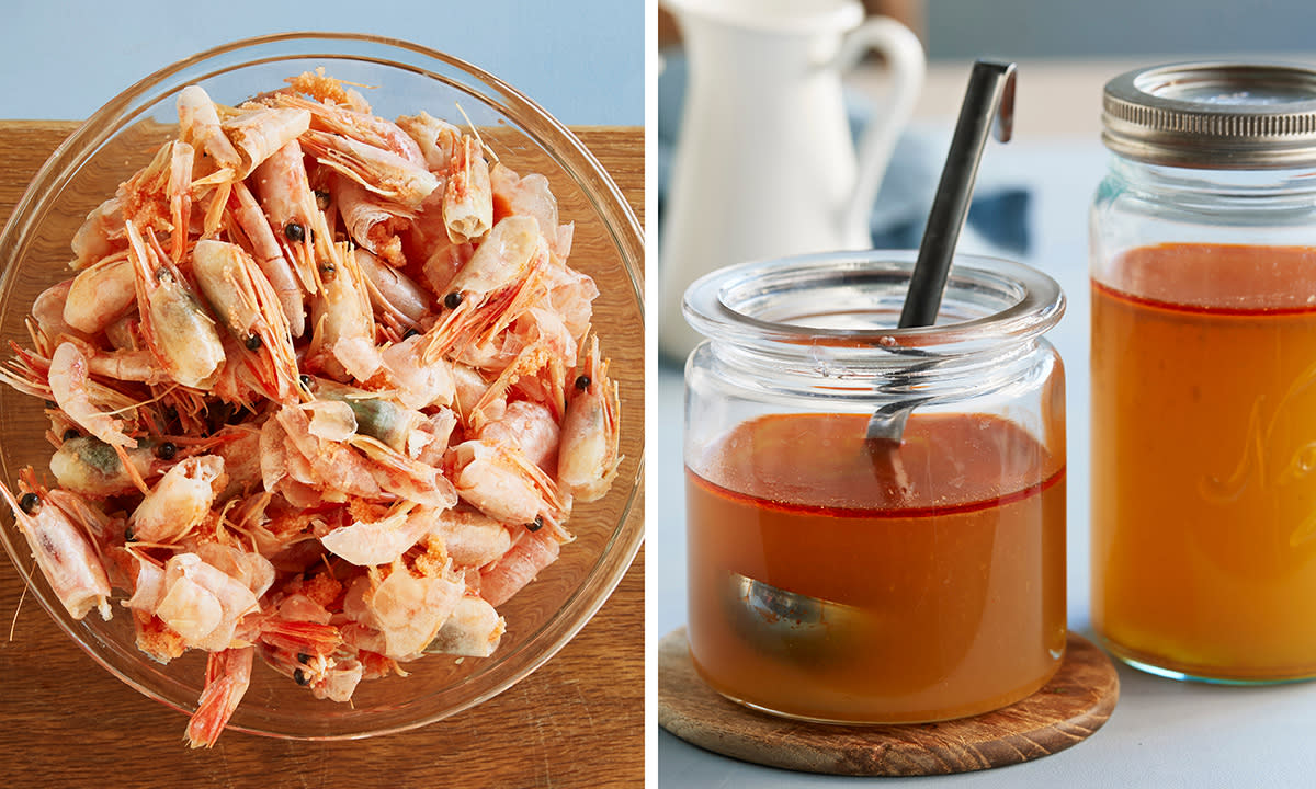 Todelt bilde, på venstre side en skål rekeskall, på høyre side to glasskrukker fylt med rekekraft. En av krukkene har en metallsleiv stukket ned i.