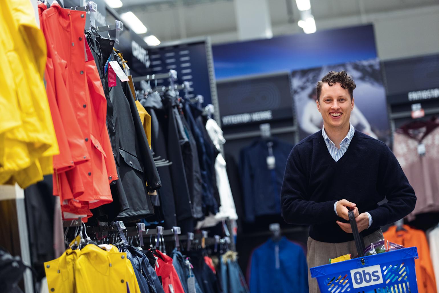 Kunde smiler og handler hos Obs