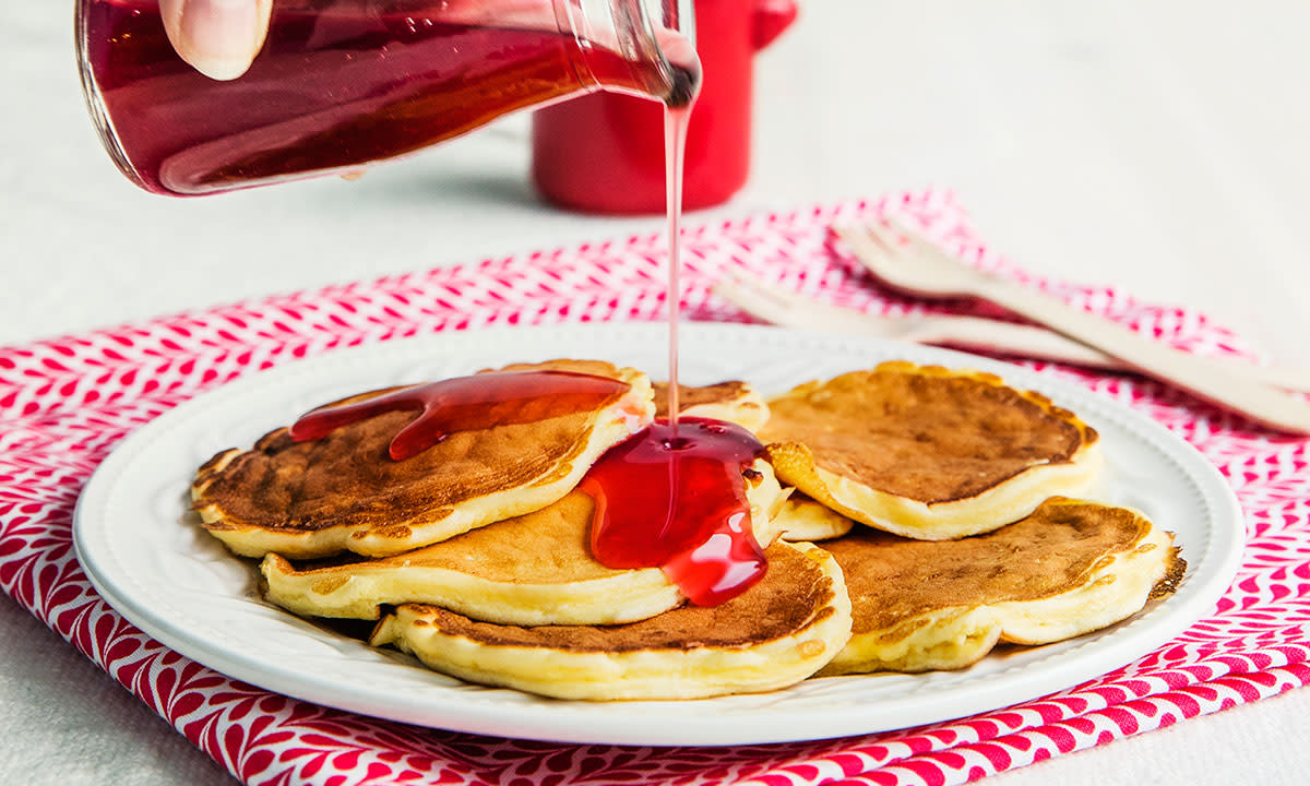 Riskremlapper med rød saus på tallerken
