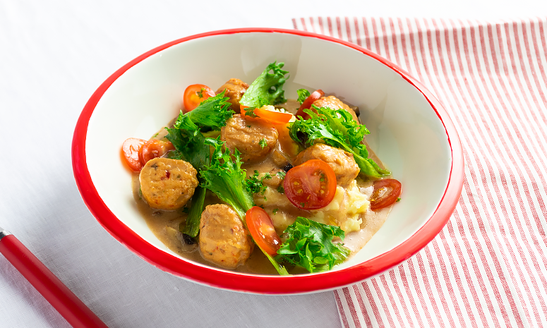 Vegetarboller med potetmos, sjampinjongsaus, cherrytomater og litt salat