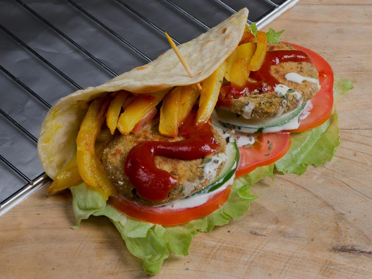 Fransk taco med pommes frites og diverse tilbehør