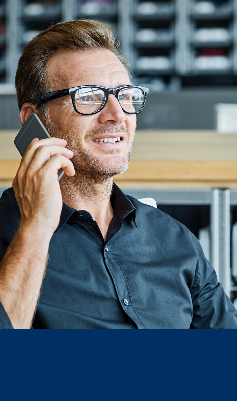 Mann snakker i telefon.