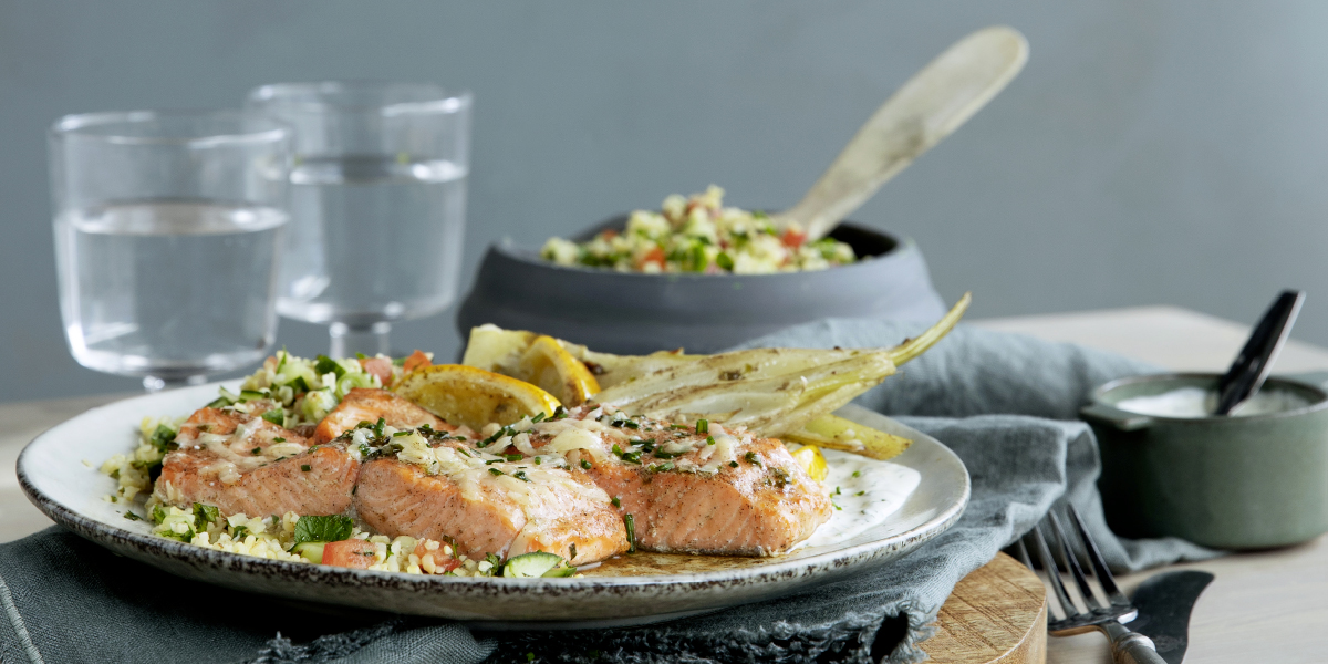 Ovnsbakt laks med fennikel og tabbouleh
