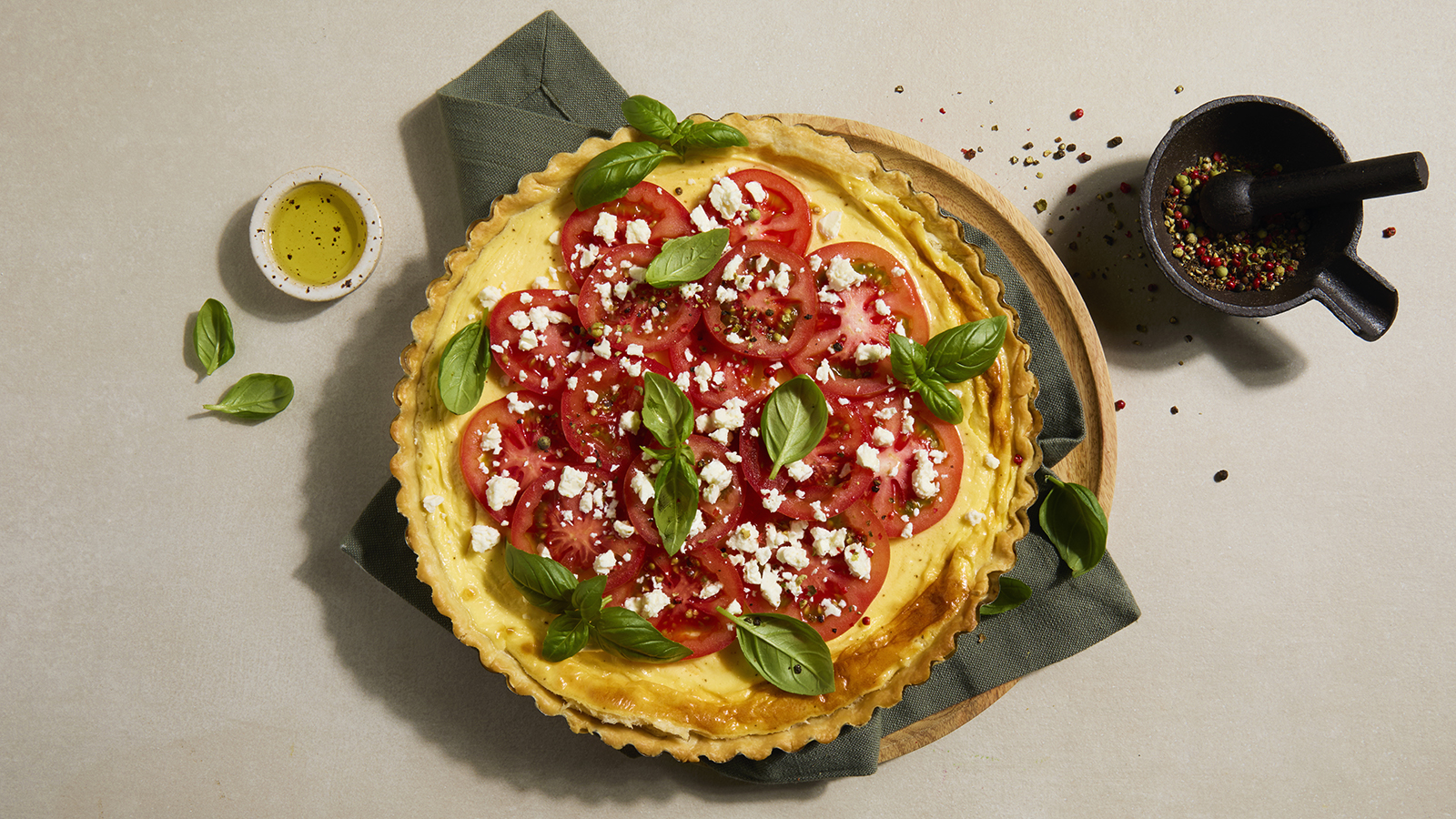 Frisk tomatpai med hjemmelaget paibunn