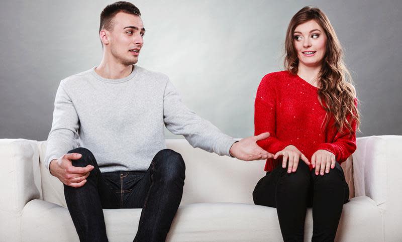 Mann og kvinne på sofa