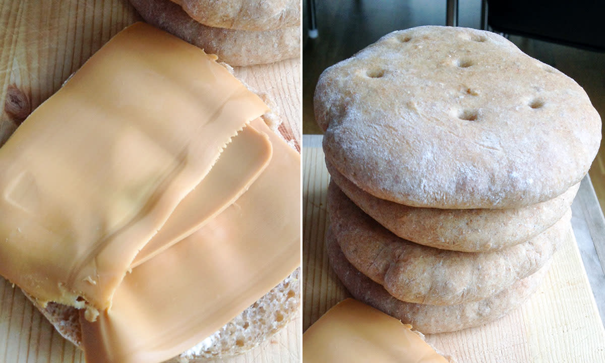 Hjemmelagde grove polarbrød i todelt bilde. Venstre side viser delt polarbrød med smør og brunost, og høyre side viser polarbrød stablet fire i høyden.