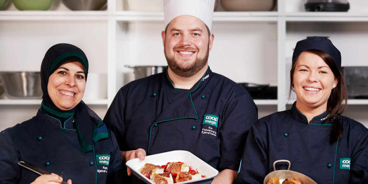 Tre Coop Mega ansatte viser matretter og smiler