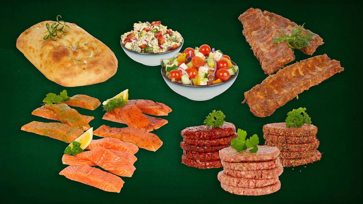 laks i porsjonsstykker, burgere, baby back ribs, salater og focaccia. på en grønn bakgrunn