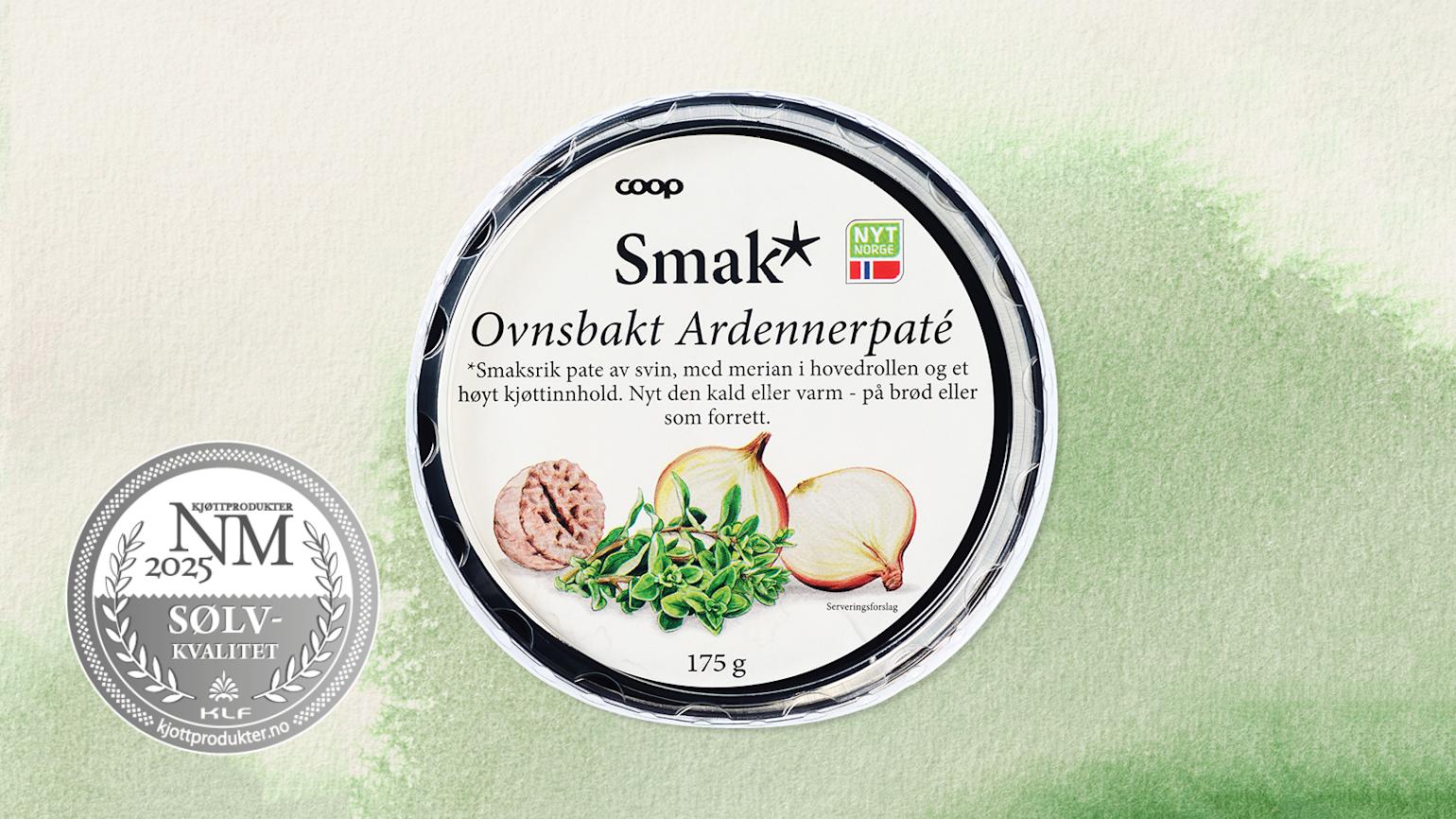 Smak* Ardennerpate, vinner av sølvmedalje i NM i kjøtt 2025, på akvarellbakgrunn.