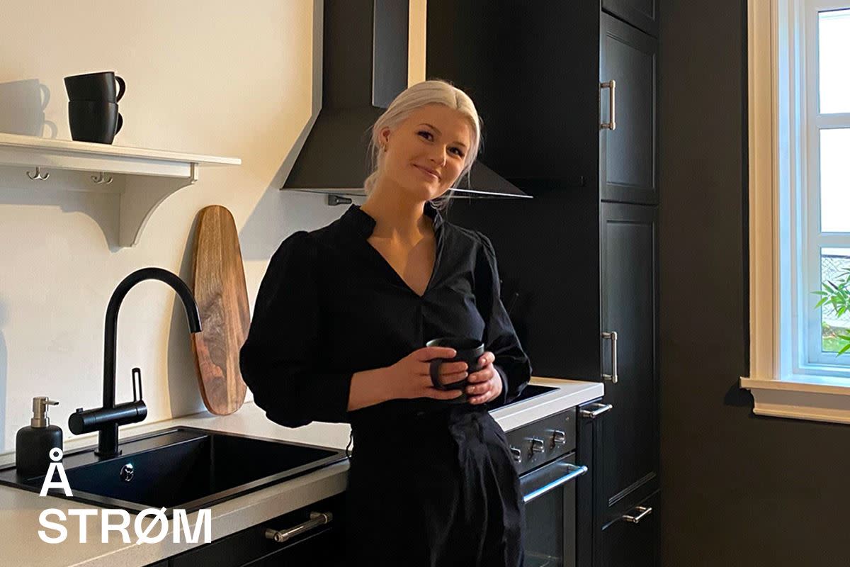 Kvinne på kjøkkenet med kaffekopp