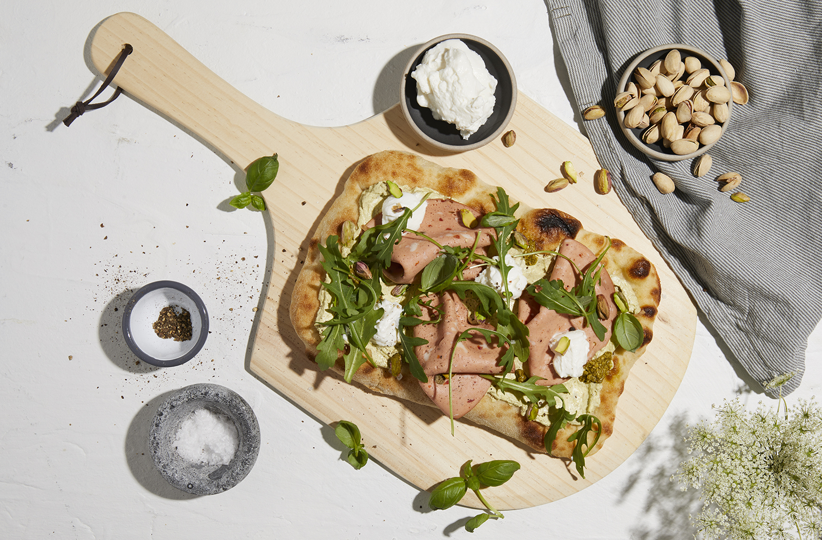 Grillet pinsa pizza med pestokrem, ricotta og mortadella