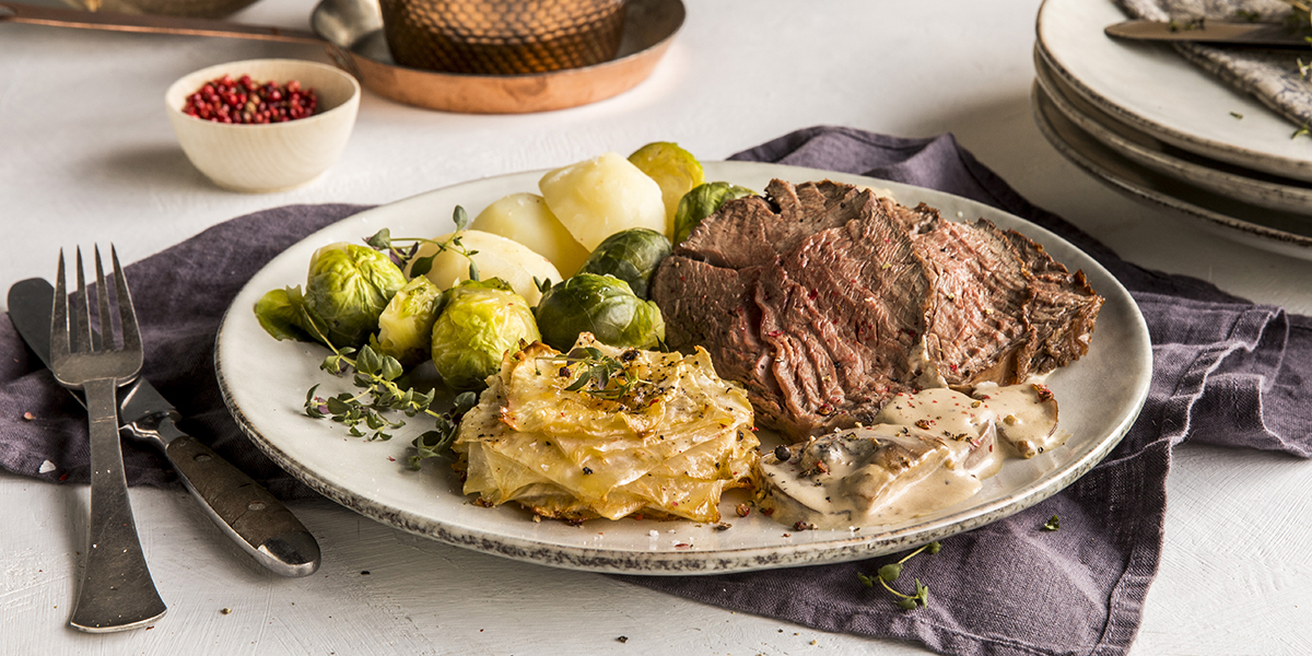 Saftig oksestek med kremet soppsaus