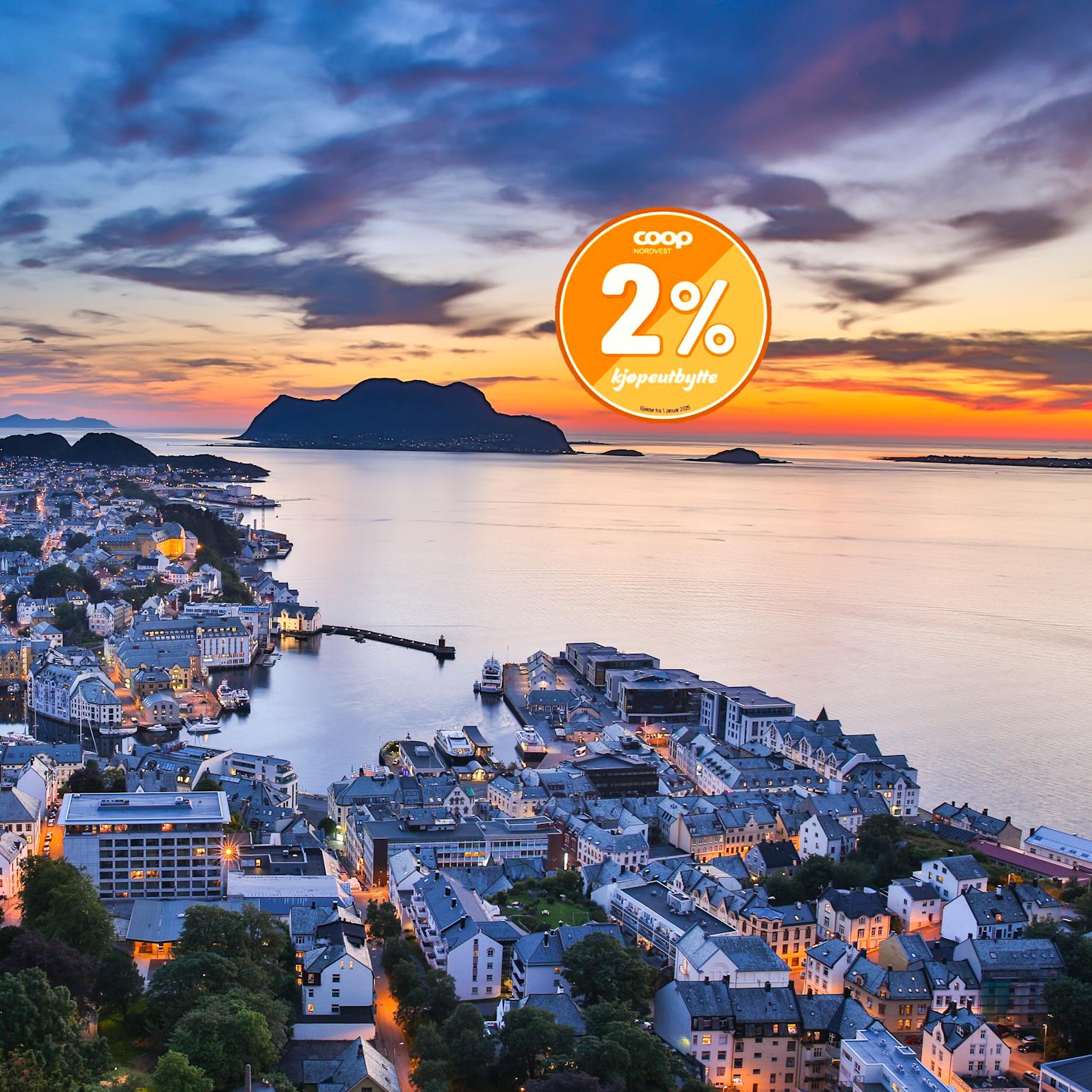 Bilde av Ålesund på kvelden.