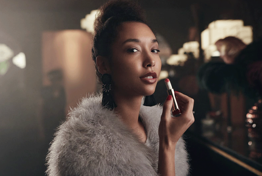Kvinne med leppestift i hånden