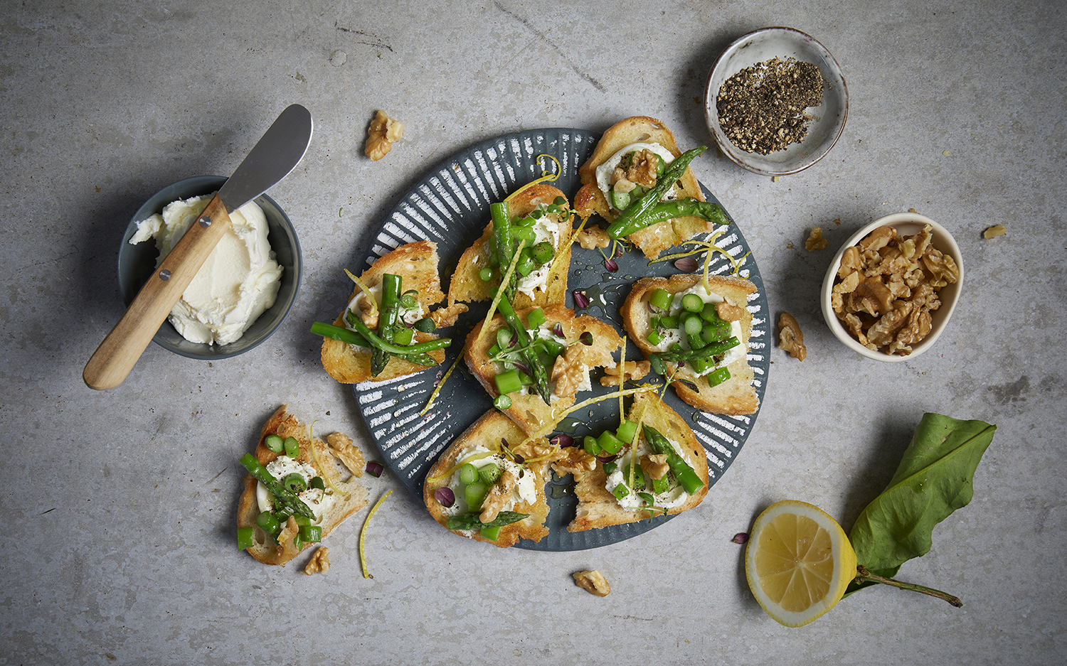 Bruschetta med kremet geitost, asparges og valnøtter
