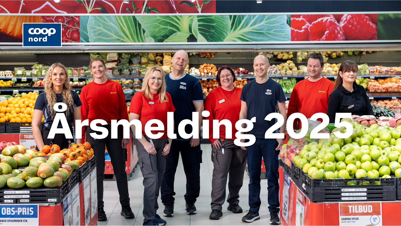 8 ansatte som står i en frukt og grønt avdeling