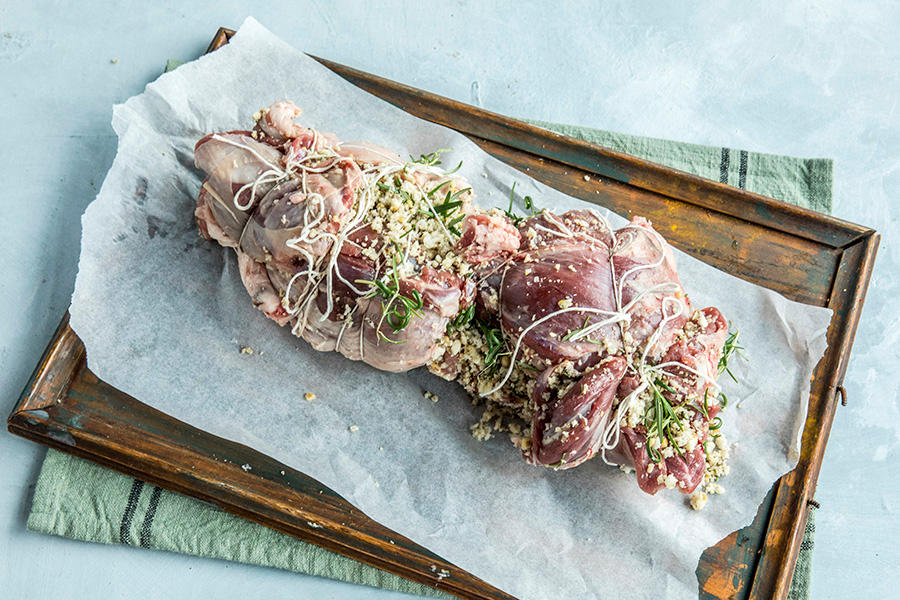 Surr det fylte lammelåret med hyssing.