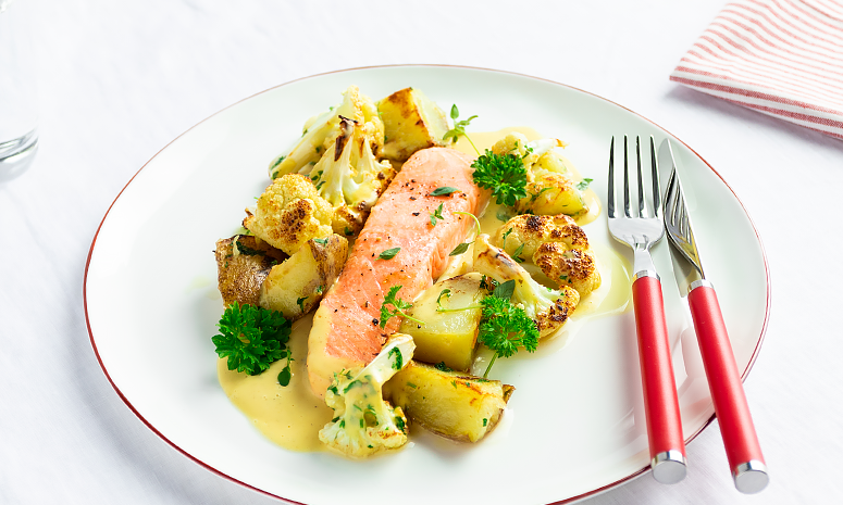 Laks med grønnsaker og sandefjordsaus på hvit tallerken