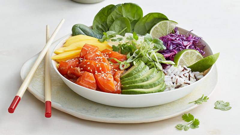 Poke bowl med fersk laks og villris