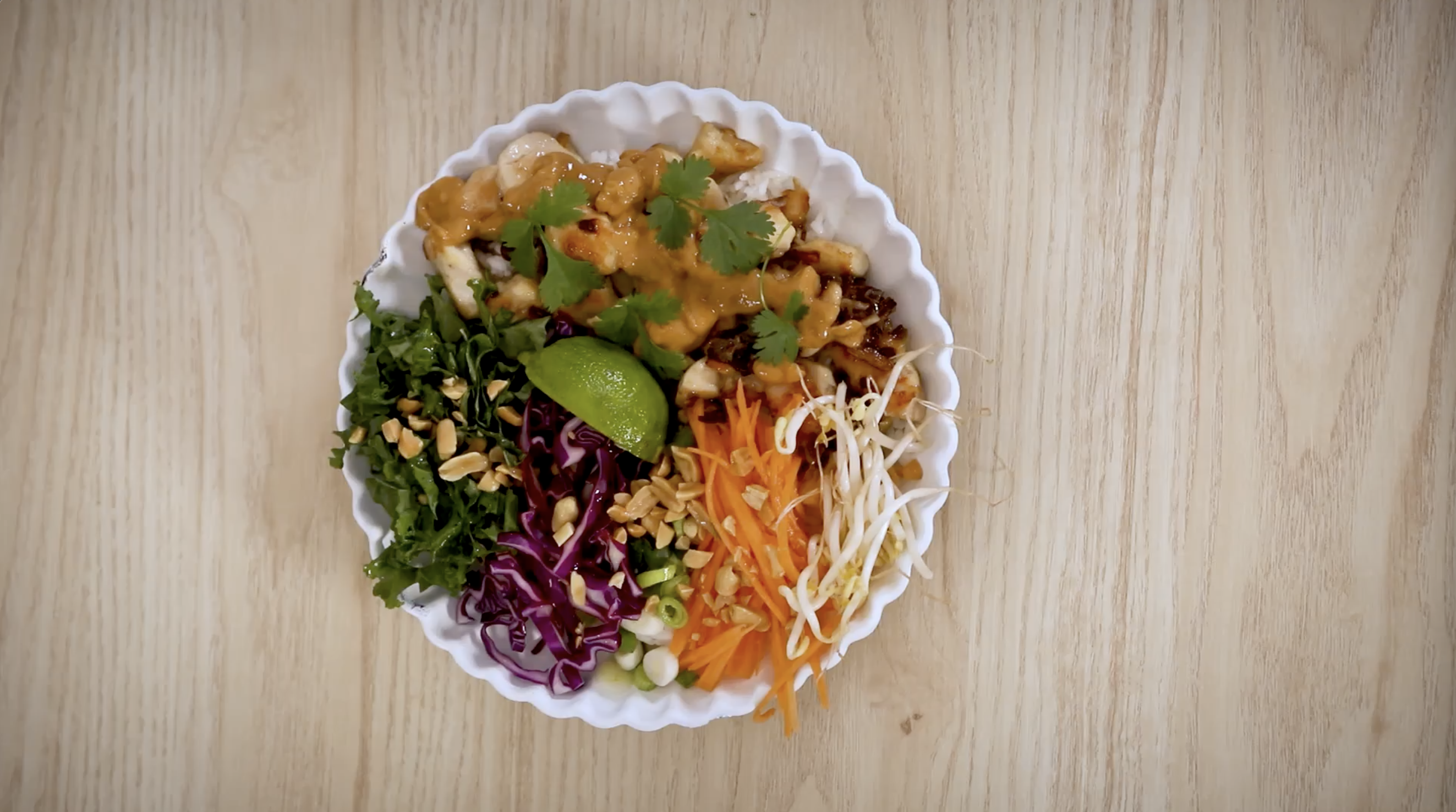 Poké bowl med kylling og sataysaus