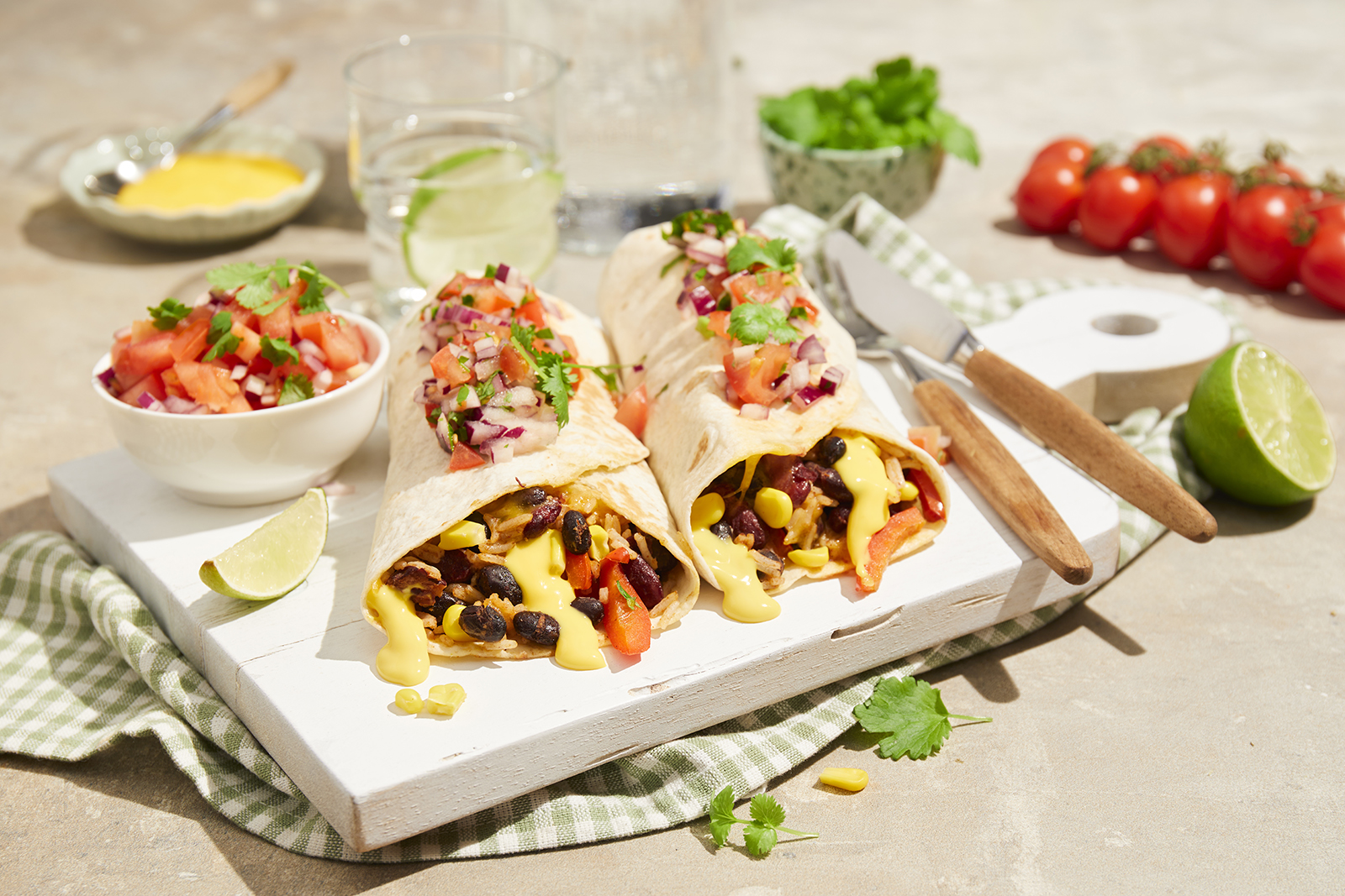 Vegetar burrito med krydrede bønner og Kavli Cheddar Dipp