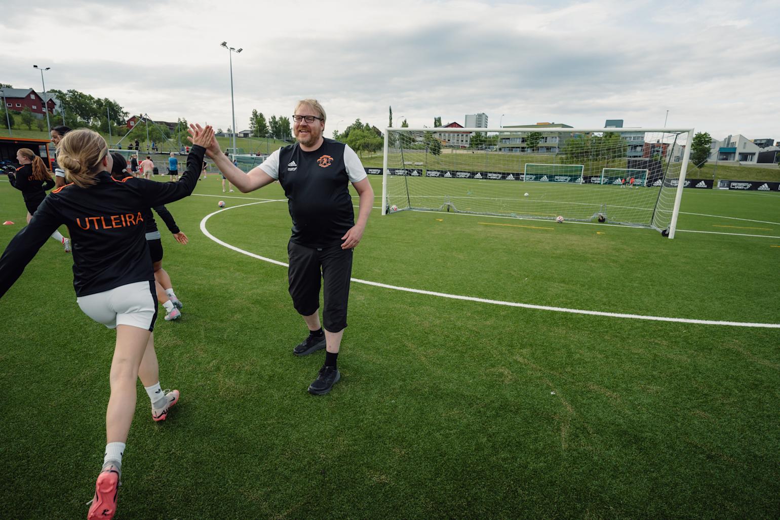 Utleira IL – daglig leder Pål Wahl gir high five til en spiller