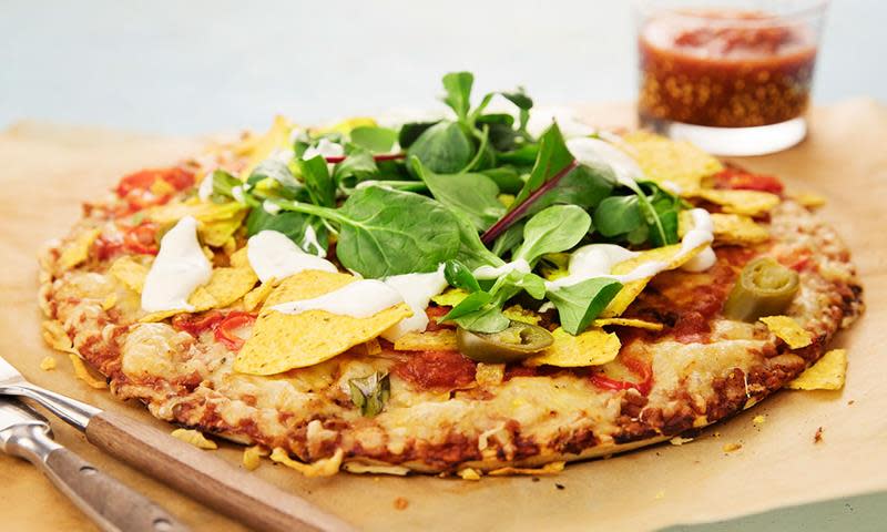 Pizza grandiosa toppet med tortillachips, rømmedressing, salat og jalapeno.