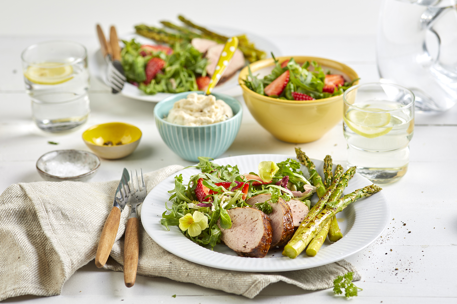 Grillet svinefilet med asparges og sommersalat