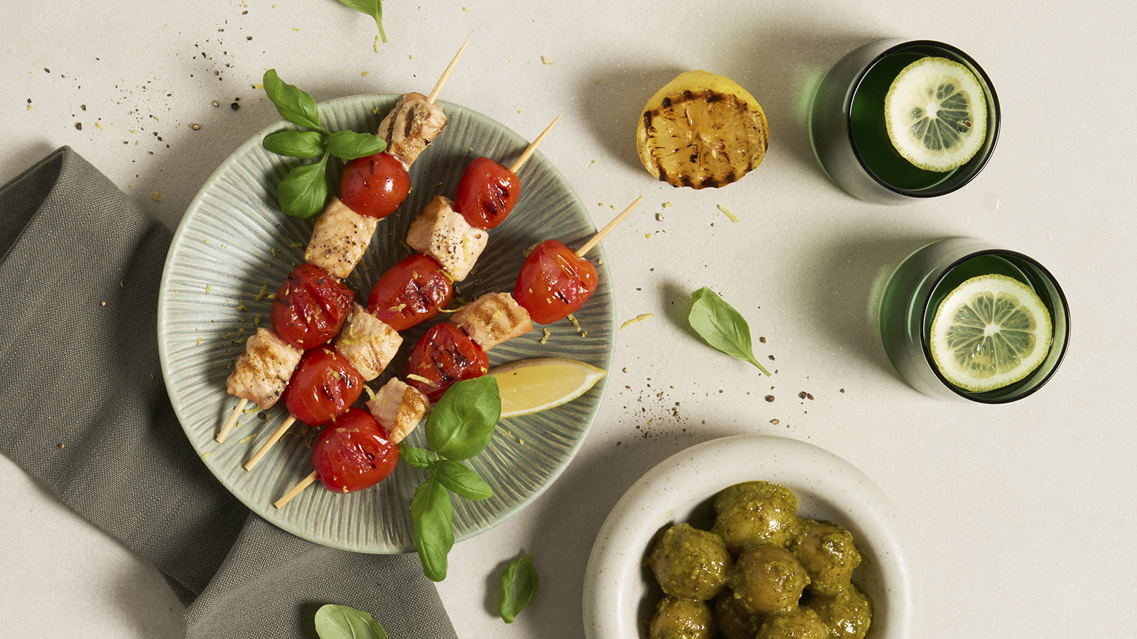 Grillede laksespyd med pestopoteter