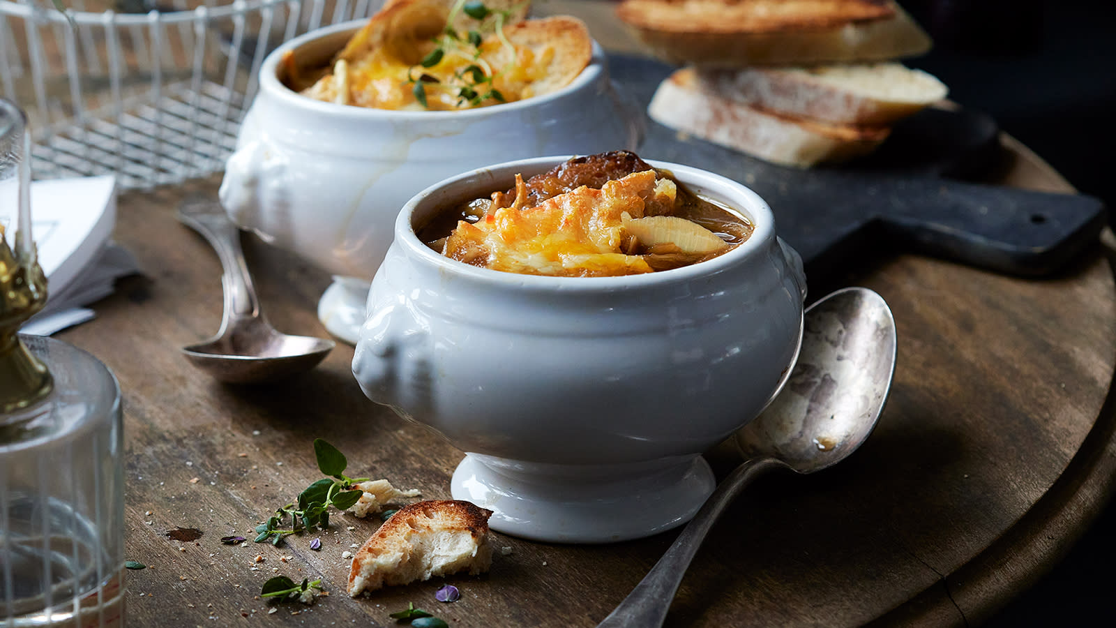Klassisk løksuppe med gratinert ostesmørbrød på toppen servert i små franske si